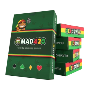 Mad420 kaartspel in groen ontwerp met cartoonfiguur, speelkaartsymbolen en kaartdoos met 52 smoking games en 18+ label op de verpakking.